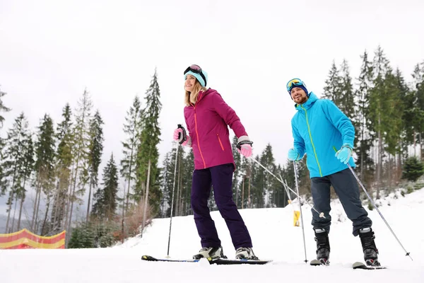 Couple Skiers Slope Resort Winter Vacation — Stock Photo, Image