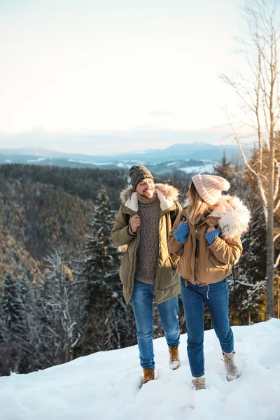 Mutlu Çift Kış Tatili Birlikte Dağlarda Harcama — Stok fotoğraf