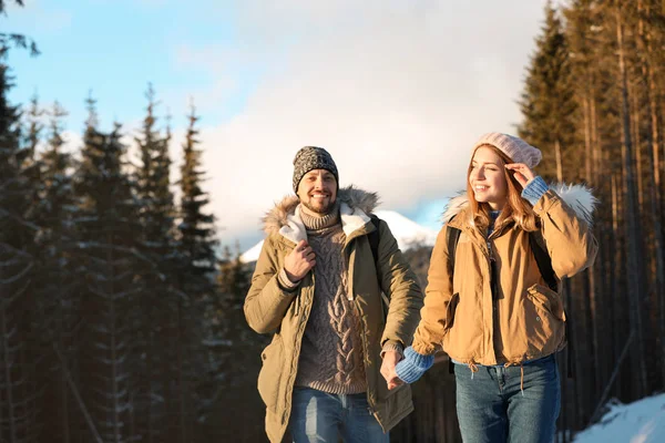 Casal Feliz Passar Férias Inverno Juntos Nas Montanhas — Fotografia de Stock