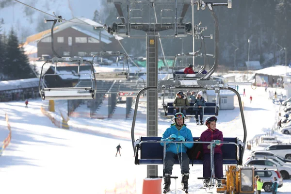 Die Benutzer Des Sessellifts Bergskigebiet Winterurlaub — Stockfoto