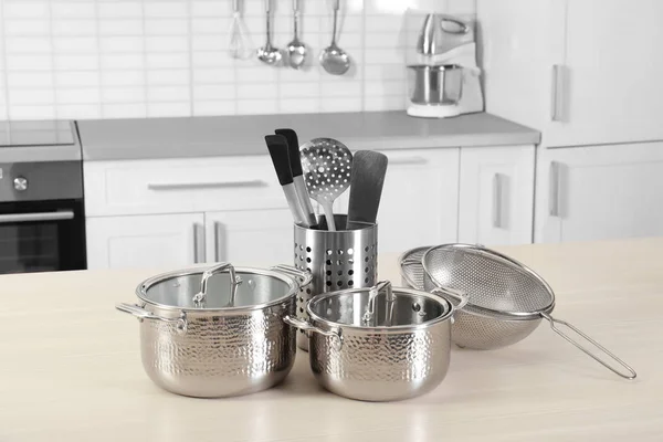 Набір Чистого Посуду Посуду Столі Кухні — стокове фото