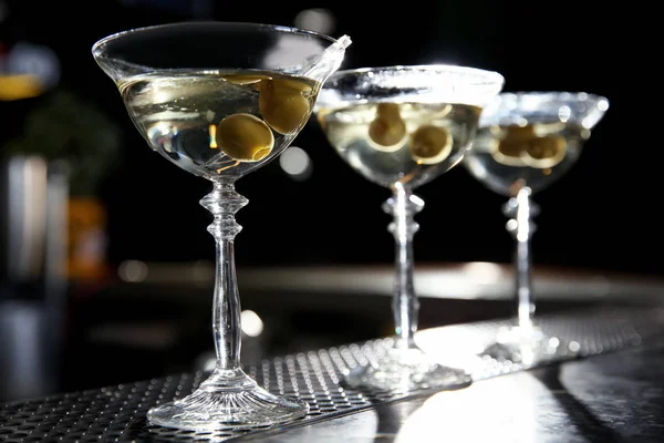 Gläser Martini Cocktail Mit Oliven Auf Der Theke Raum Für — Stockfoto