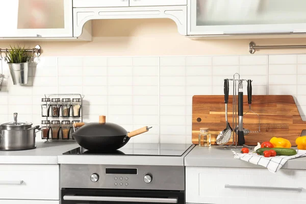 モダンなキッチンのテーブルできれいな調理器具 道具類のセット — ストック写真