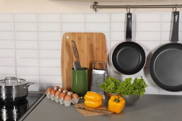 Набір Чистого Посуду Посуду Продуктів Столі Сучасній Кухні — стокове фото