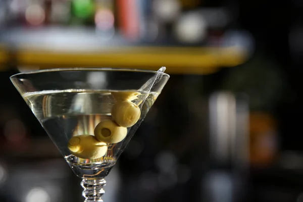 Glas Martini Cocktail Mit Oliven Der Bar Nahaufnahme Raum Für — Stockfoto