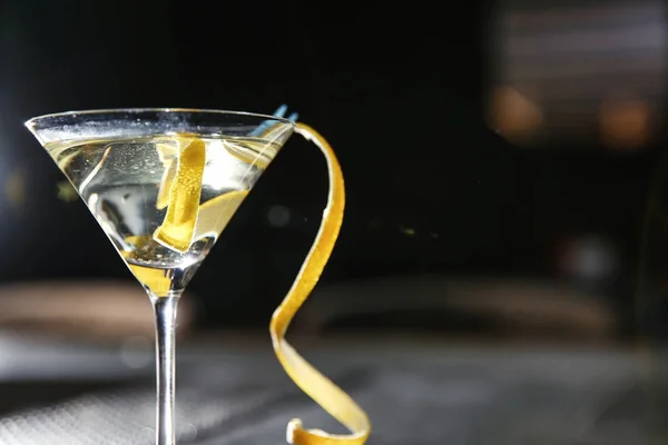 Glas Citron Droppe Martini Cocktail Baren Närbild Utrymme För Text — Stockfoto
