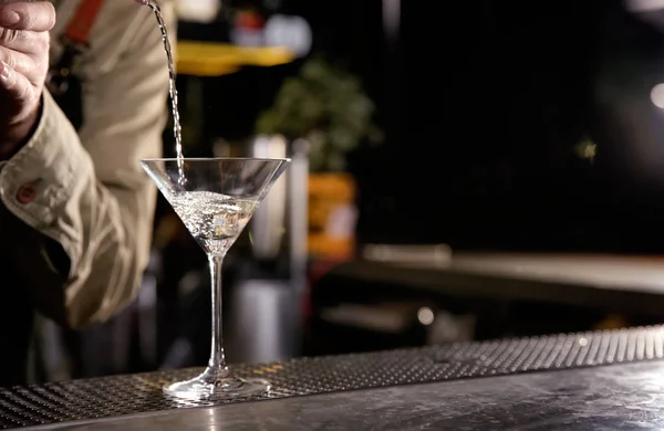 Barman Gieten Van Koud Martini Glas Teller Close Ruimte Voor — Stockfoto