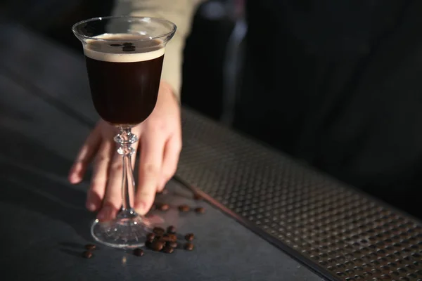 Barman Porce Espresso Martini Koktejl Přepážce Closeup Prostor Pro Text — Stock fotografie