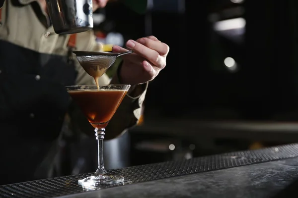 Barmann Gießt Martini Espresso Cocktail Glas Der Theke Nahaufnahme Raum — Stockfoto