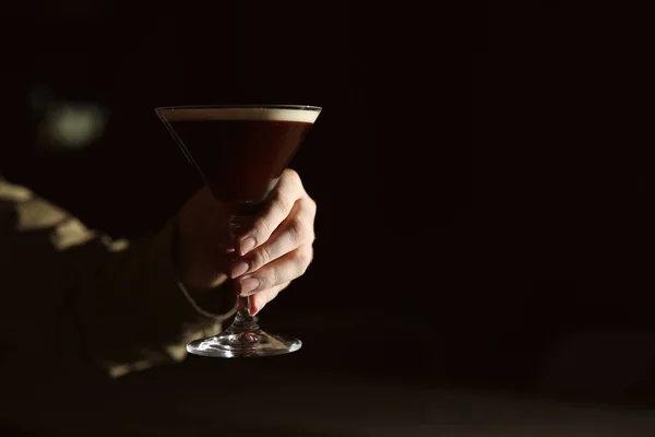 Barmann Mit Espresso Martini Cocktail Der Dunkelheit Nahaufnahme Raum Für — Stockfoto