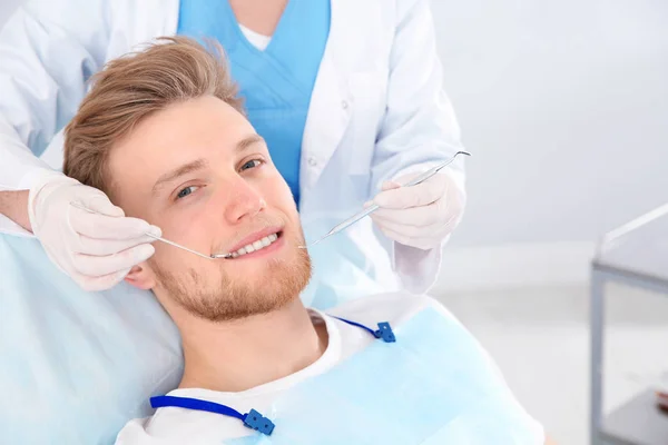 Zahnarzt Untersucht Zähne Des Patienten Moderner Klinik — Stockfoto