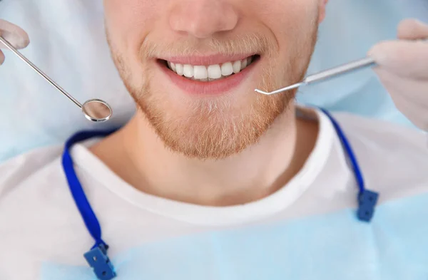 Zahnarzt Untersucht Zähne Des Patienten Moderner Klinik Nahaufnahme — Stockfoto