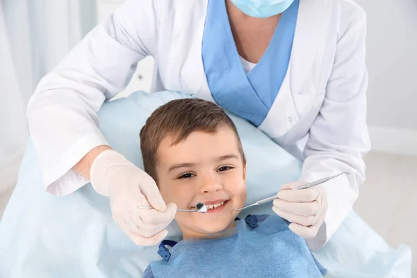 Dentista Examinando Los Dientes Niño Lindo Clínica Moderna —  Fotos de Stock