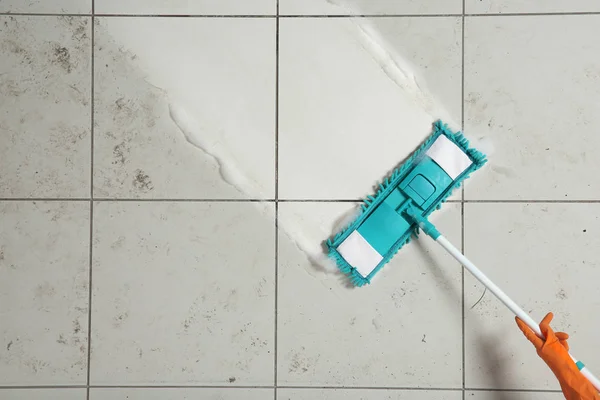 Limpador Profissional Lavar Chão Sujo Com Esfregão Vista Superior Espaço — Fotografia de Stock