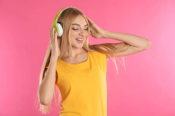 Όμορφη Νεαρή Γυναίκα Ακούτε Μουσική Ακουστικά Χρώμα Φόντου — Φωτογραφία Αρχείου