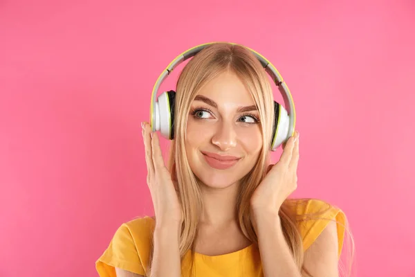 Όμορφη Νεαρή Γυναίκα Ακούτε Μουσική Ακουστικά Χρώμα Φόντου — Φωτογραφία Αρχείου