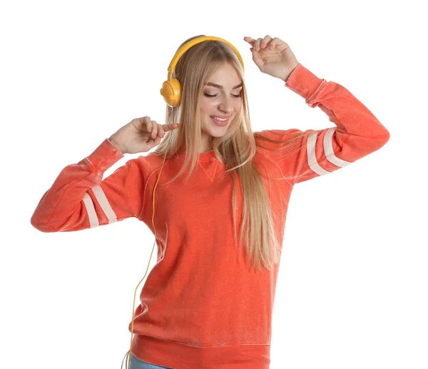 美丽的年轻女子听音乐与耳机在白色背景 — 图库照片