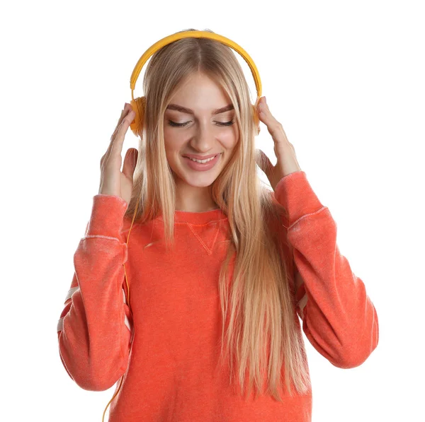 Hermosa Joven Escuchando Música Con Auriculares Sobre Fondo Blanco —  Fotos de Stock