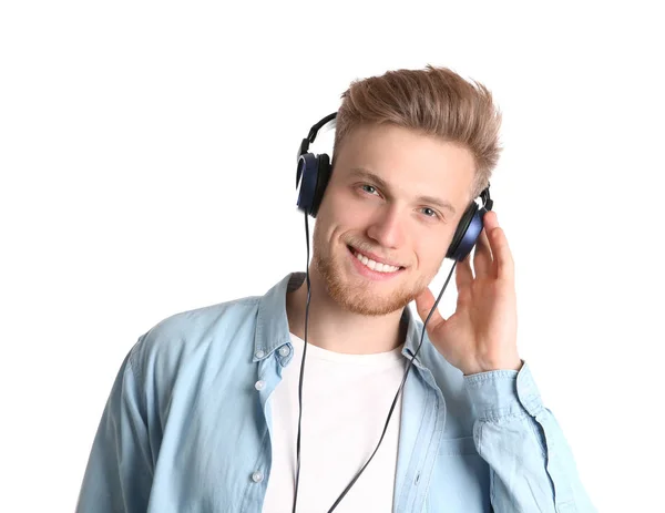Przystojny Młodzieniec Słuchanie Muzyki Słuchawkach Białym Tle — Zdjęcie stockowe