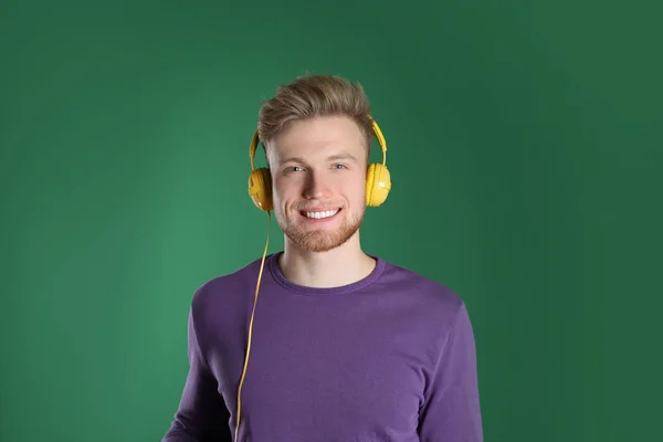 Beau Jeune Homme Écoutant Musique Avec Des Écouteurs Sur Fond — Photo