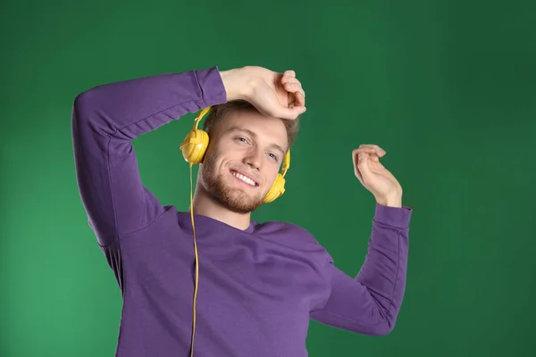 Yakışıklı Genç Adam Renk Arka Plan Üzerinde Kulaklık Ile Müzik — Stok fotoğraf