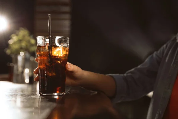 Mujer Con Copa Refresco Cola Mostrador Bar Primer Plano — Foto de Stock