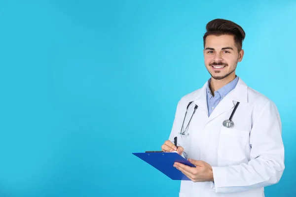 Jovem Estudante Medicina Com Área Transferência Fundo Cor Espaço Para — Fotografia de Stock