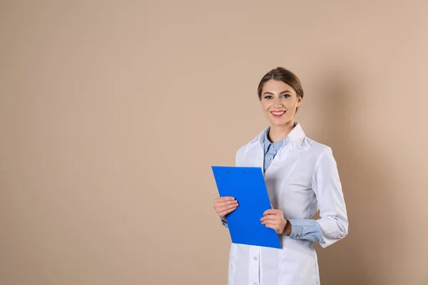 Jovem Estudante Medicina Com Área Transferência Fundo Cor Espaço Para — Fotografia de Stock