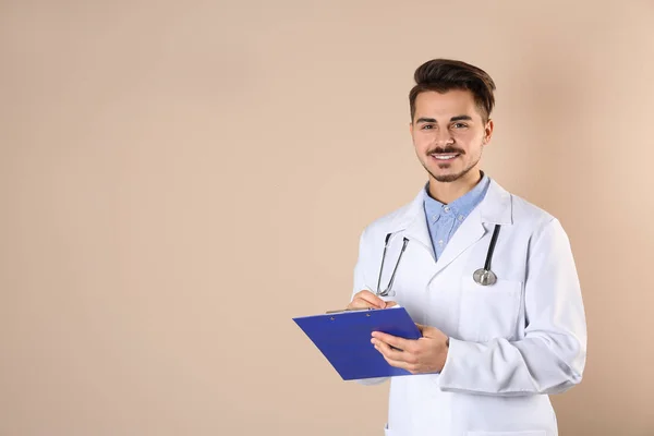 Jovem Estudante Medicina Com Área Transferência Fundo Cor Espaço Para — Fotografia de Stock