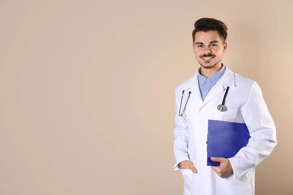 Joven Estudiante Medicina Con Portapapeles Sobre Fondo Color Espacio Para —  Fotos de Stock