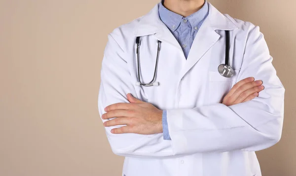 Jonge Medische Student Uniform Kleur Achtergrond Close Ruimte Voor Tekst — Stockfoto