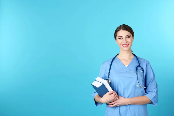 Junge Medizinstudentin Mit Büchern Über Farbigen Hintergrund Raum Für Text — Stockfoto