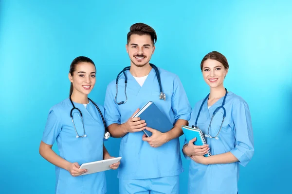 色の背景上の若い医学生のグループ — ストック写真