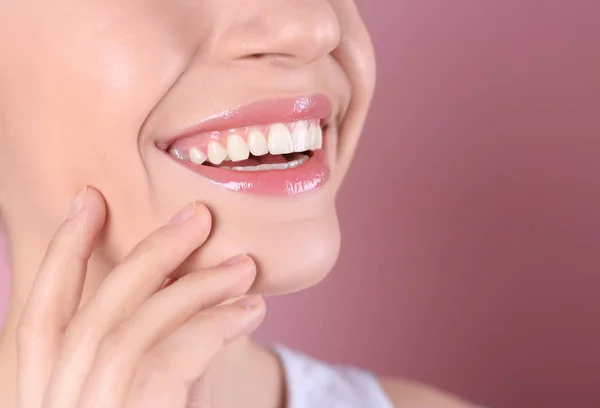 Mujer Joven Con Dientes Sanos Hermosa Sonrisa Fondo Color Primer —  Fotos de Stock