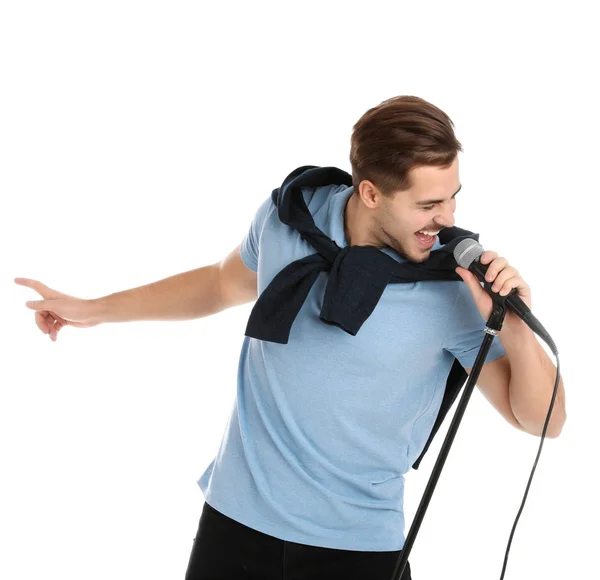 Rahat Kıyafetler Beyaz Arka Plan Üzerinde Mikrofon Ile Şarkı Genç — Stok fotoğraf