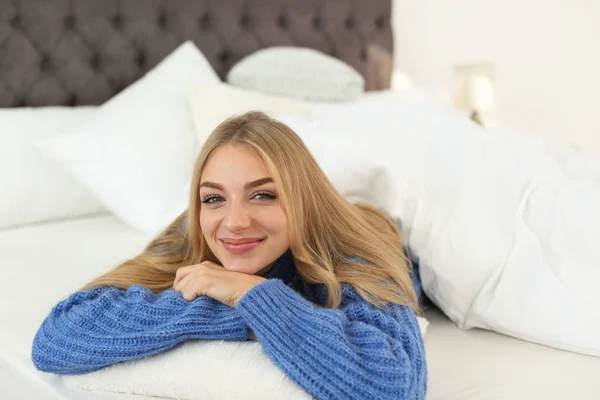 Schöne Junge Frau Die Hause Auf Kissen Bett Liegt Winterstimmung — Stockfoto