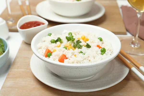桌上有蔬菜的煮米饭碗 — 图库照片