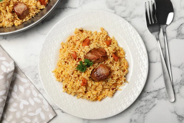 Arroz Saboroso Pilaf Com Carne Servida Mesa Mármore Flat Lay — Fotografia de Stock