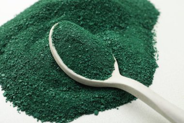 Spirulina yosun toz Beyaz arka planda, closeup kaşıkla