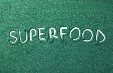 Word arka plan olarak, üstten görünüm spirulina yosun toz içinde yazılı Superfood