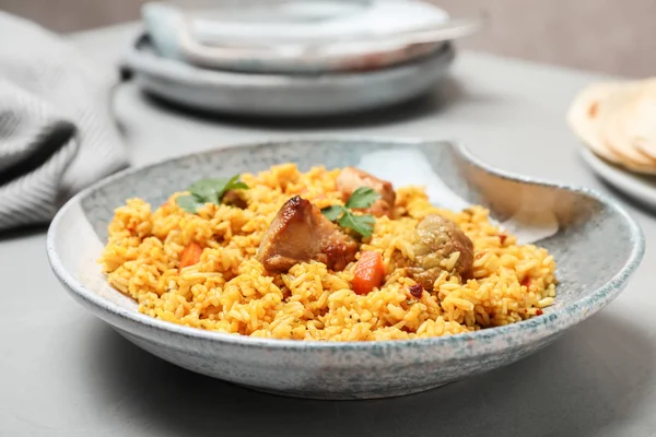 Piatto Gustoso Pilaf Riso Con Carne Sul Tavolo — Foto Stock