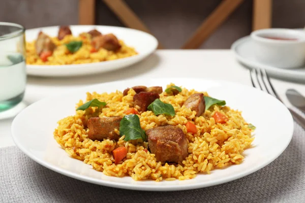 Prato Delicioso Arroz Pilaf Com Carne Mesa — Fotografia de Stock