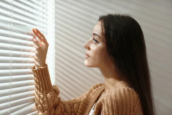 Jovem Mulher Abrindo Persianas Casa — Fotografia de Stock