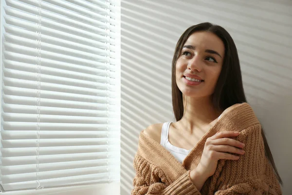 Jovem Mulher Perto Janela Com Persianas Venezianas Espaço Para Texto — Fotografia de Stock