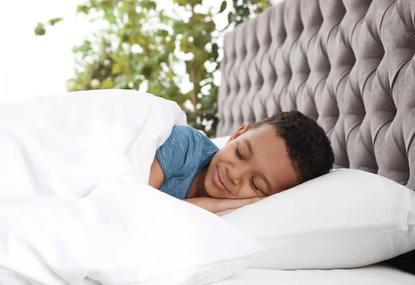 Carino Poco Afro Americano Ragazzo Dormire Letto — Foto Stock