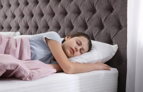Evde Yatakta Uyuyan Güzel Küçük Kız — Stok fotoğraf