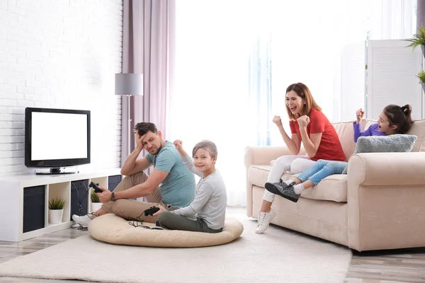 Família Feliz Jogando Jogos Vídeo Sala Estar — Fotografia de Stock