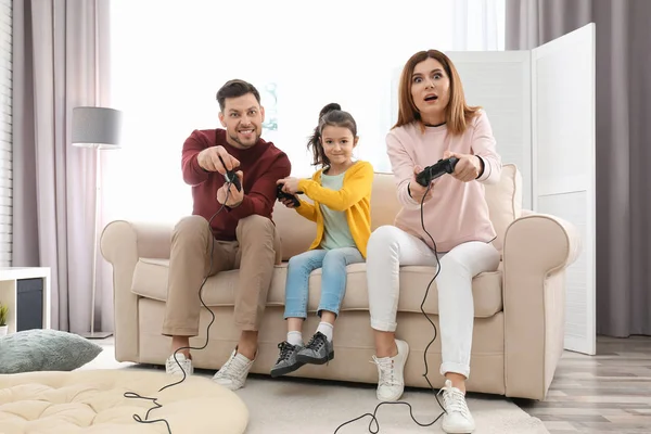 Happy Family Jouer Des Jeux Vidéo Dans Salon — Photo