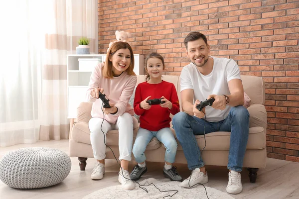 Happy Family Jouer Des Jeux Vidéo Dans Salon — Photo