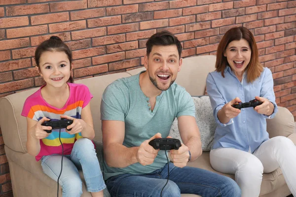 Glückliche Familie Spielt Videospiele Wohnzimmer — Stockfoto